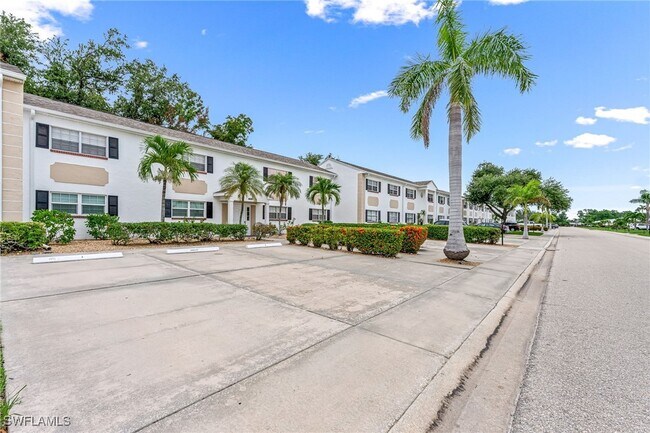 1518 Edgewater Cir in Ft. Myers, FL - Foto de edificio - Building Photo