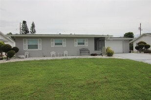 810 Oakmont Ave in Sun City Center, FL - Building Photo