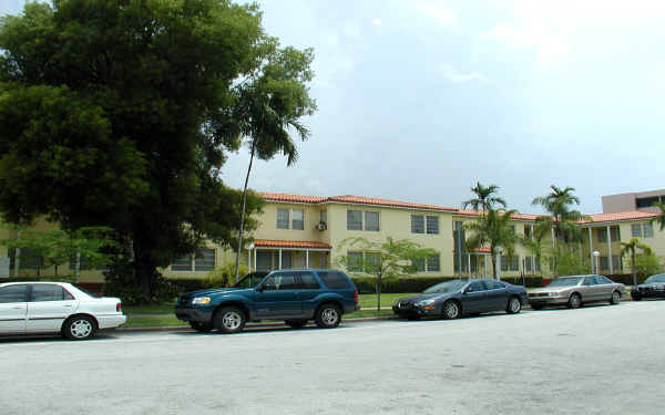 118-126 Zamora Ave in Coral Gables, FL - Building Photo