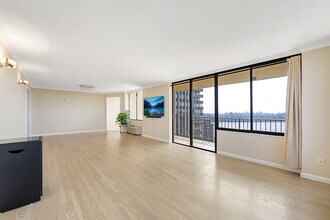 200 Winston Dr in Cliffside Park, NJ - Building Photo - Building Photo