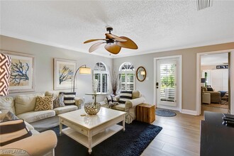 749 105th Ave N in Naples, FL - Foto de edificio - Building Photo