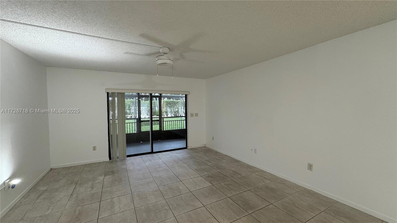 16051 Blatt Blvd in Weston, FL - Building Photo