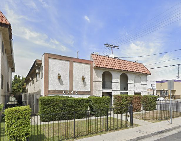 6745 Coldwater Canyon Ave in Los Angeles, CA - Foto de edificio