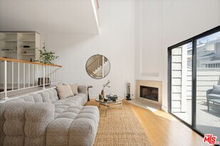 4658 Don Lorenzo Dr in Los Angeles, CA - Building Photo