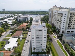 2555 NE 11th St in Fort Lauderdale, FL - Foto de edificio - Building Photo