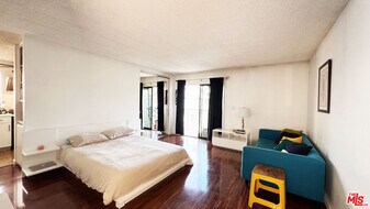 120 Brooks Ave, Unit 21 in Venice, CA - Building Photo