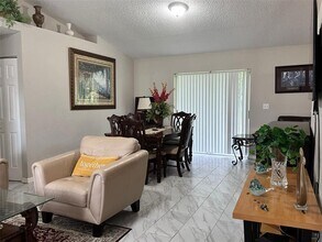 1021 Embrun Ct in Kissimmee, FL - Foto de edificio - Building Photo