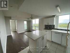 2565 Erin Centre Blvd in Mississauga, ON - Building Photo - Building Photo