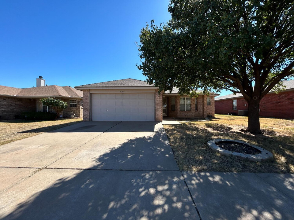 1805 75th St in Lubbock, TX - Foto de edificio