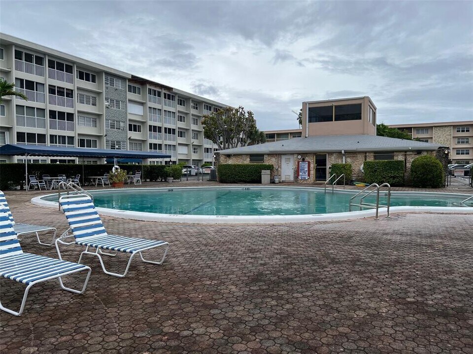 215 SE 3rd Ave, Unit D3 in Hallandale Beach, FL - Foto de edificio