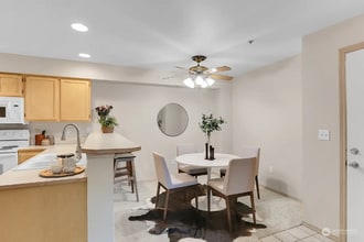 1001 W Casino Rd in Everett, WA - Foto de edificio - Building Photo