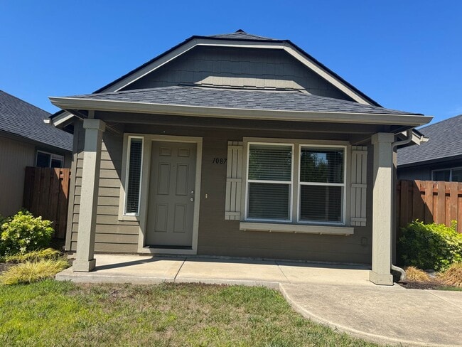 1087 N Pacific Hwy in Cottage Grove, OR - Building Photo - Building Photo