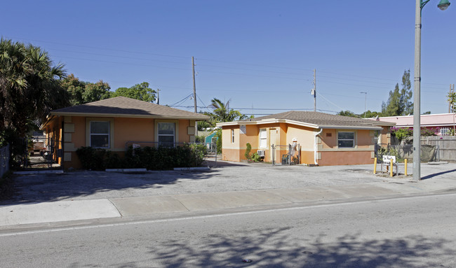 Broadway Apartments in West Palm Beach, FL - Building Photo - Building Photo