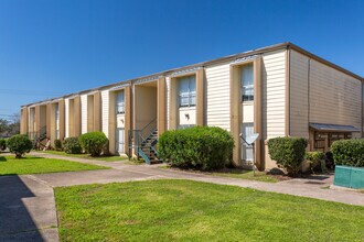 Woodcreek on The Bayou in Houston, TX - Building Photo - Building Photo