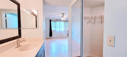 9977 Westview Dr in Coral Springs, FL - Foto de edificio - Building Photo