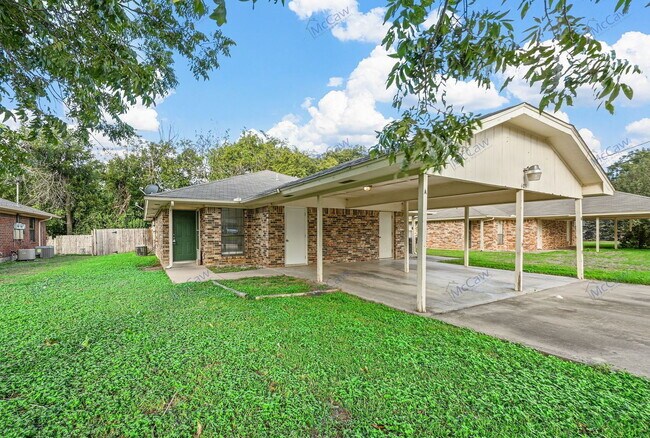 409 Rockcrest Dr in Cleburne, TX - Building Photo - Building Photo