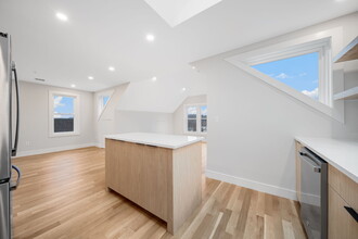 9 Wenham St, Unit 4 in Boston, MA - Foto de edificio - Building Photo