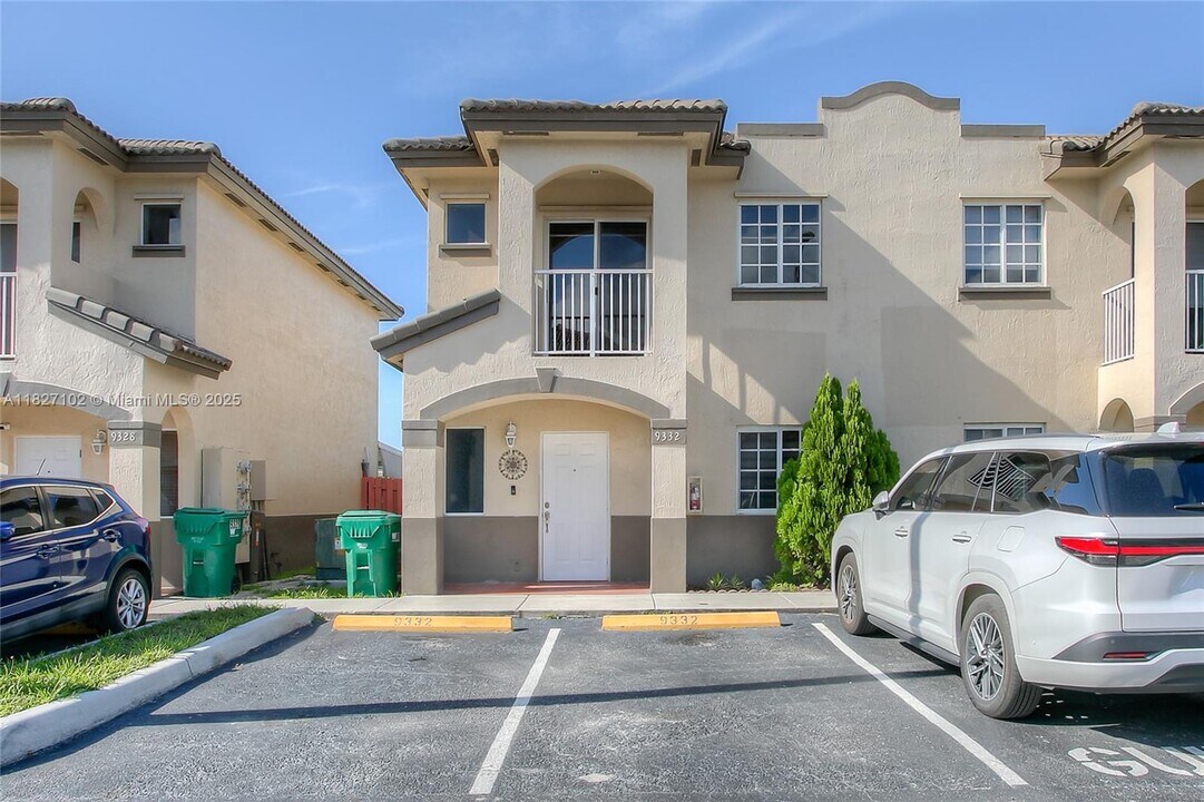 9332 NW 114th Terrace in Hialeah Gardens, FL - Foto de edificio