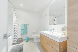 L'Hexagone Appartements in Montréal, QC - Building Photo - Building Photo