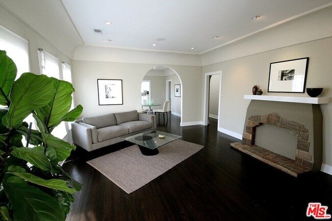 1036 Keniston Ave in Los Angeles, CA - Building Photo - Building Photo