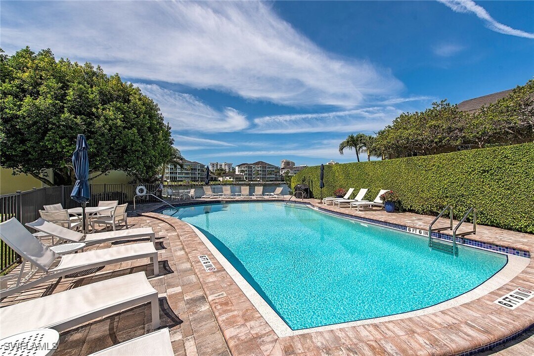 4155 Crayton Rd in Naples, FL - Building Photo