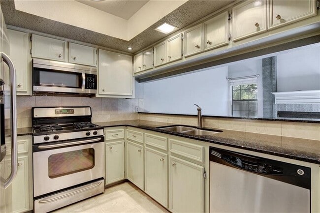 1010 W Rundberg Ln in Austin, TX - Building Photo - Building Photo