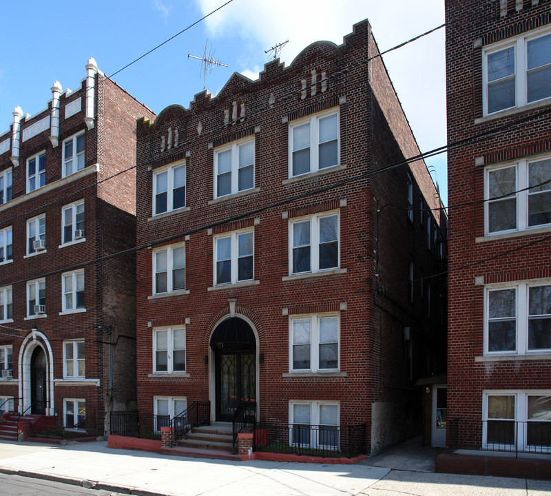 173 W 48th St in Bayonne, NJ - Building Photo