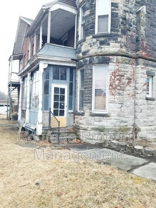 917 Lake St in Elmira, NY - Building Photo