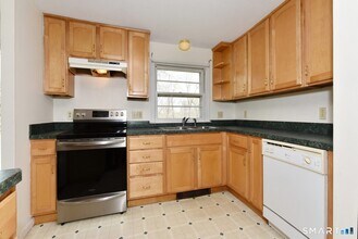 18 Old Young St in East Hampton, CT - Building Photo - Building Photo