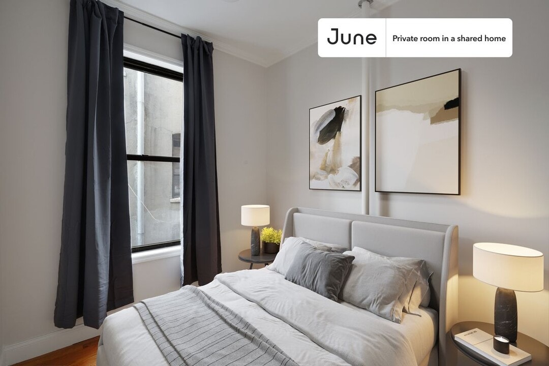 Private bedroom in 4 bed/1 bath Home in New York, NY - Building Photo