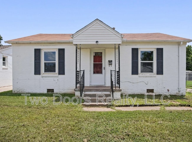 222 W Fairchild Dr