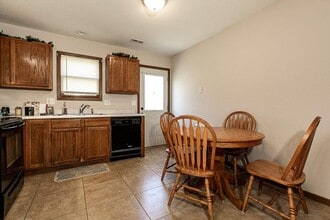 2139 Hummingbird Dr, Unit 2 in Dubuque, IA - Foto de edificio - Building Photo