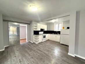 Unit 2-171 East Ave S in Hamilton, ON - Building Photo - Building Photo