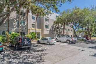 Creekside Manor I & II Apartments in Clearwater, FL - Building Photo - Building Photo