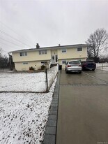 1 Huron Dr in Bay Shore, NY - Building Photo