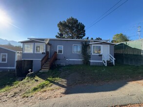 207-209 Ash St in Rio Dell, CA - Building Photo - Building Photo