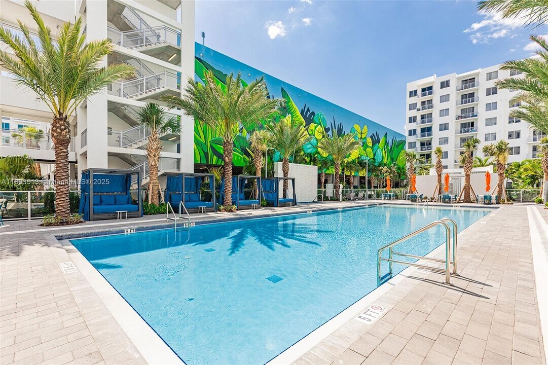 120 N Compass Way in Dania Beach, FL - Building Photo