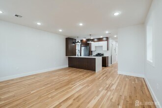 90 Hollywood Ave in East Orange, NJ - Building Photo - Building Photo