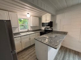 109 W 14th St in Eldon, MO - Building Photo