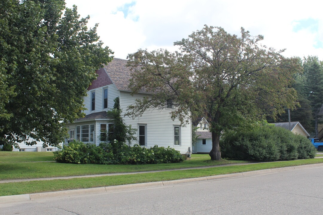 406 Minnesota Ave E in Glenwood, MN - Building Photo