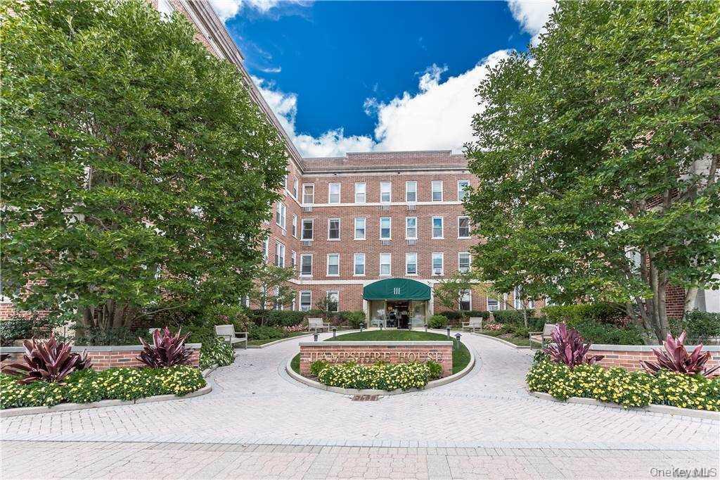 111 7th St in Garden City, NY - Building Photo