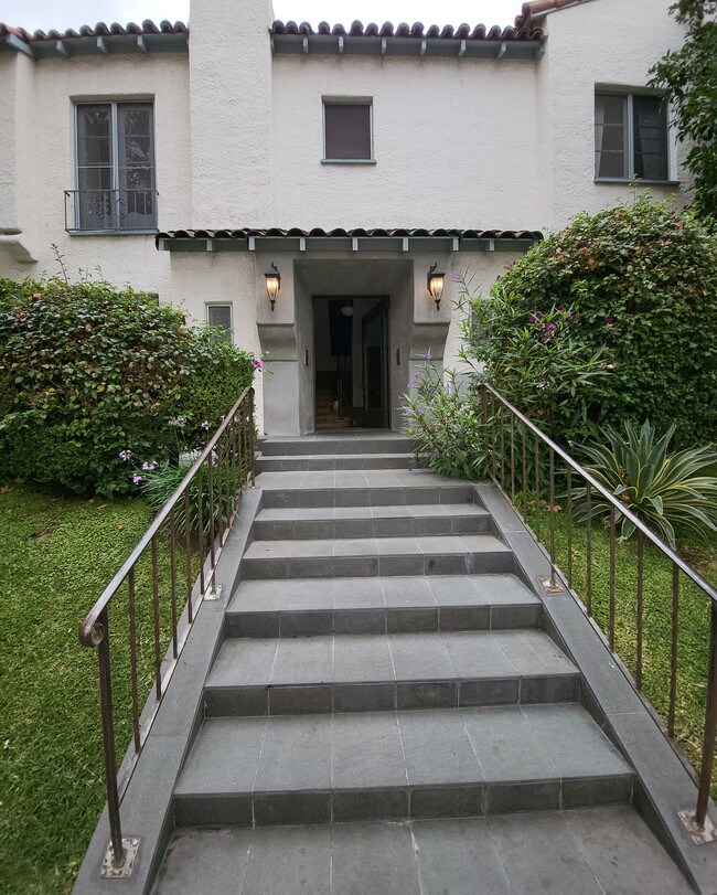 137 N Sycamore Ave in Los Angeles, CA - Building Photo - Building Photo