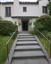 137 N Sycamore Ave, Unit 2 in Los Angeles, CA - Foto de edificio - Building Photo