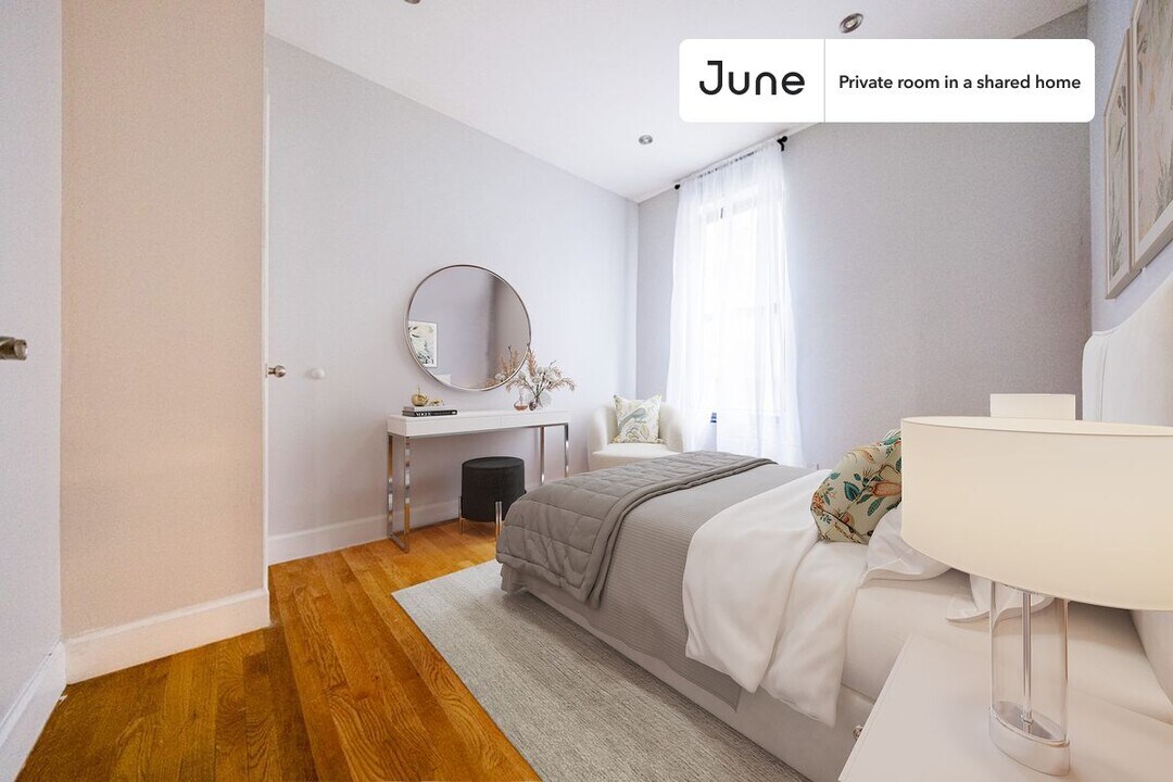 Private bedroom in 3 bed/1 bath Home in New York, NY - Building Photo