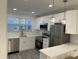 2748 NE 28th Ave in Lighthouse Point, FL - Building Photo