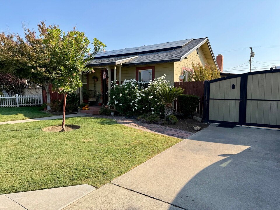 223 Pollasky Ave in Clovis, CA - Foto de edificio