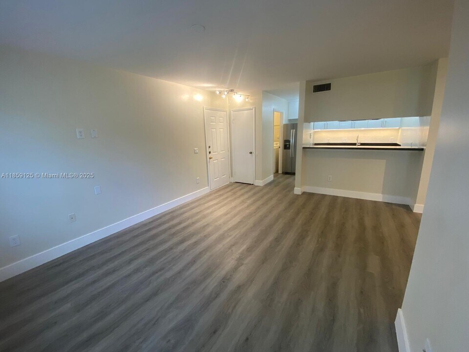 4201 W McNab Rd in Pompano Beach, FL - Foto de edificio
