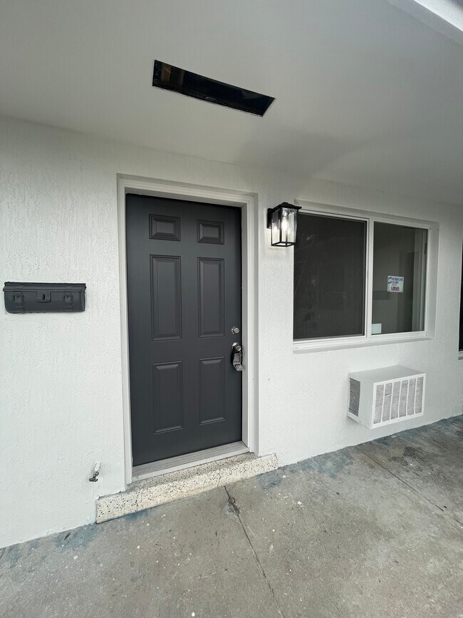 512 NE 166th St, Unit 514 in Miami, FL - Building Photo - Building Photo