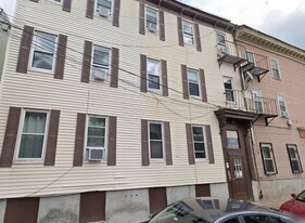 218 W 8th St, Unit 3 in Boston, MA - Building Photo