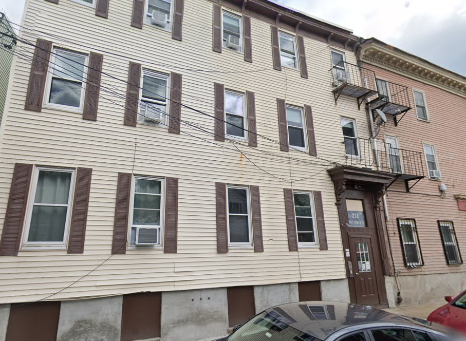218 W 8th St, Unit 3 in Boston, MA - Building Photo
